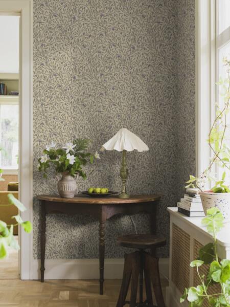 Tapetmönster med olivkvistar som växer tätt över väggen. Handmålat i gouache.